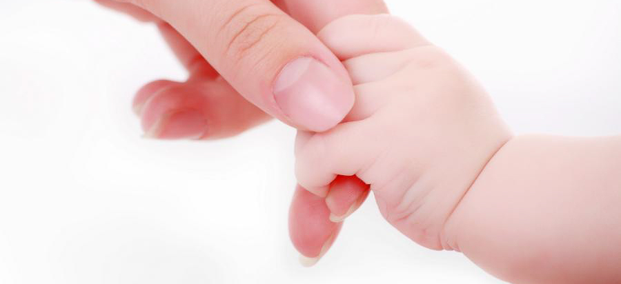 baby-photo-mother-holding-hand-of-newborn-baby-picture-inspirations-adorable-hand-baby-picture-inspirations